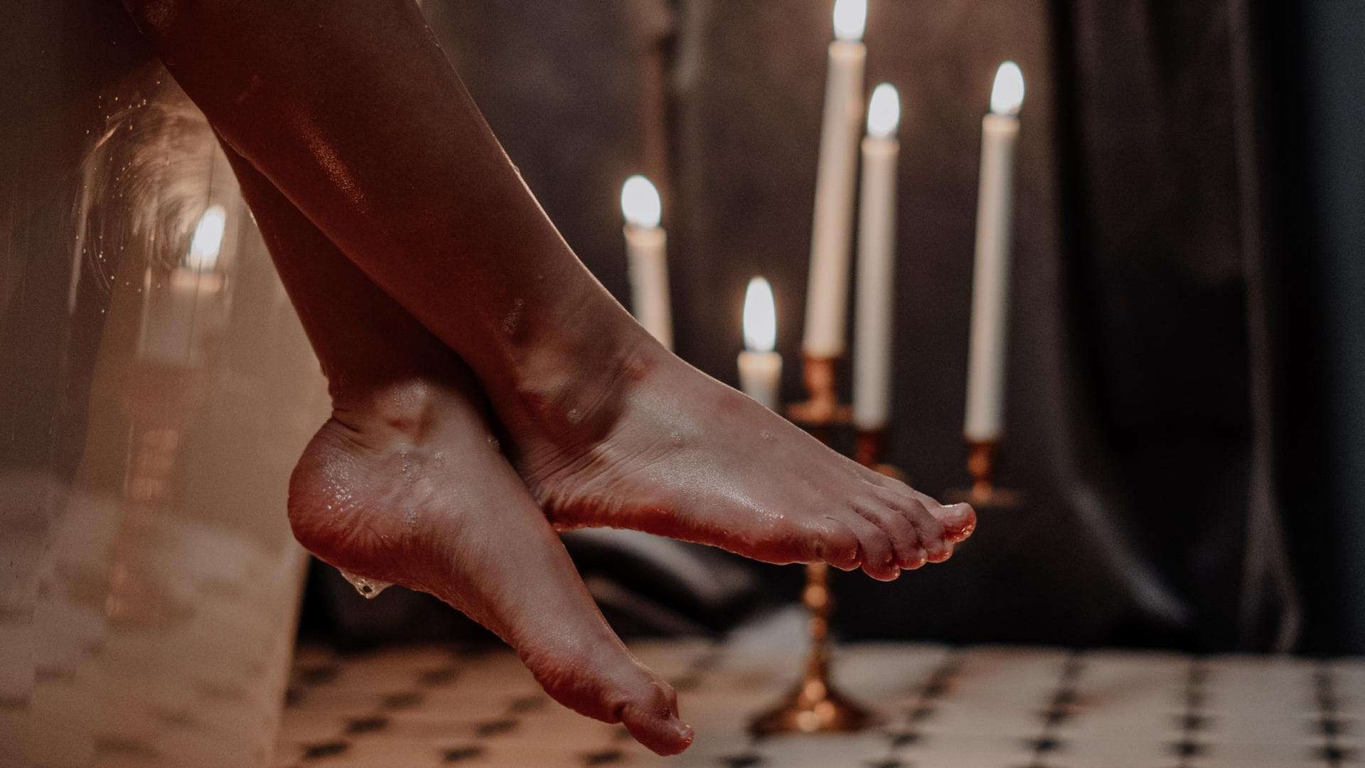 Füße im Badezimmer
