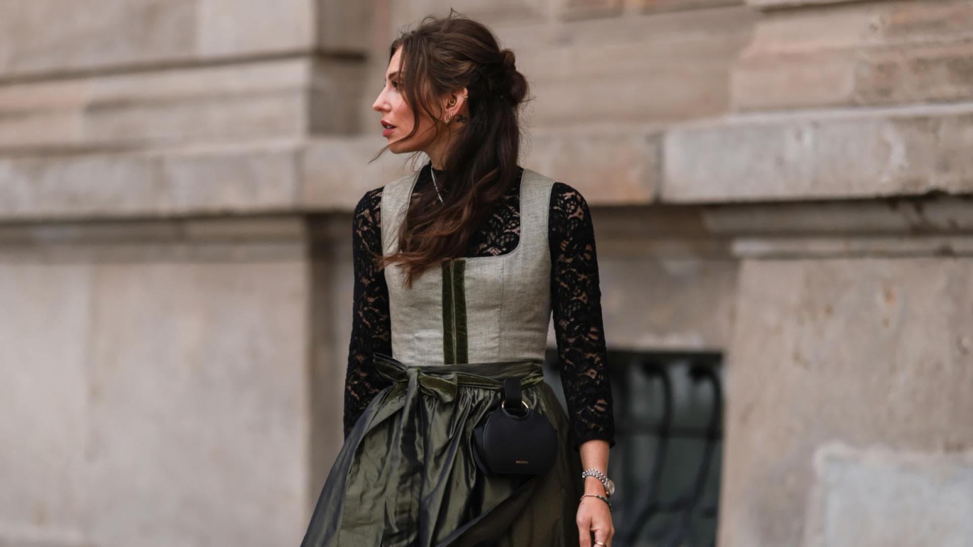 Eine Frau trägt ein Dirndl und eine schwarze Bluse