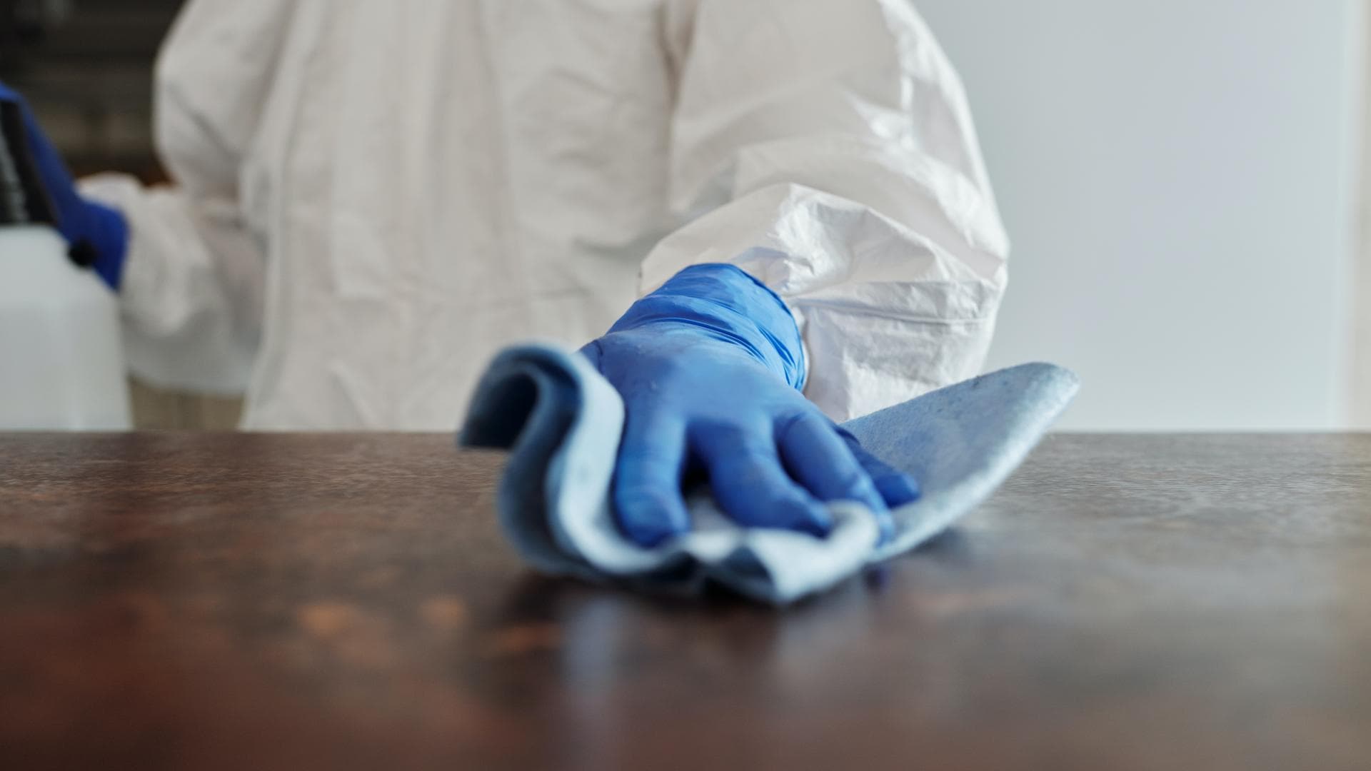 Tisch wird gereinigt