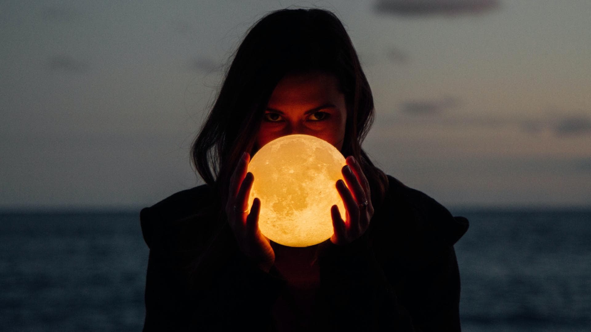 Frau mit Vollmond in der Hand