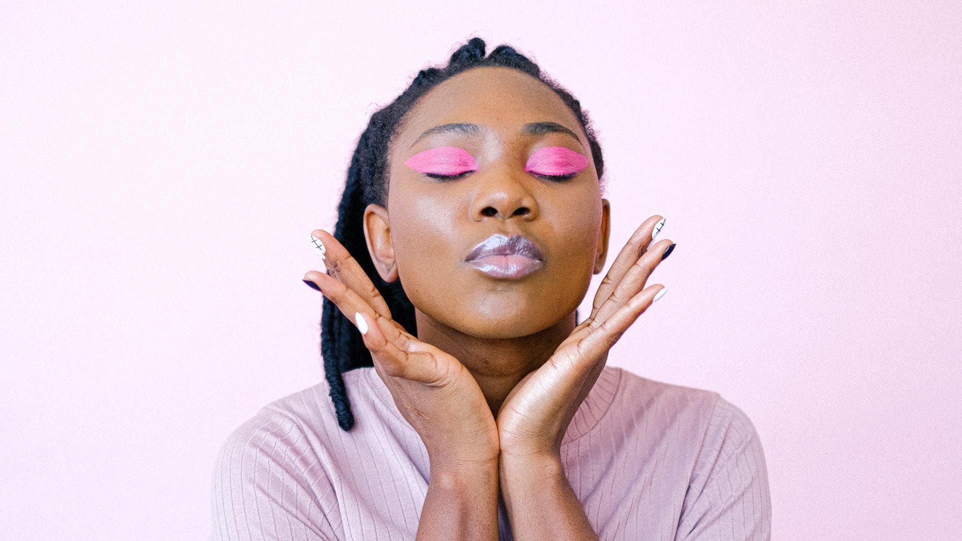 Frau mit lila Augen Make Up