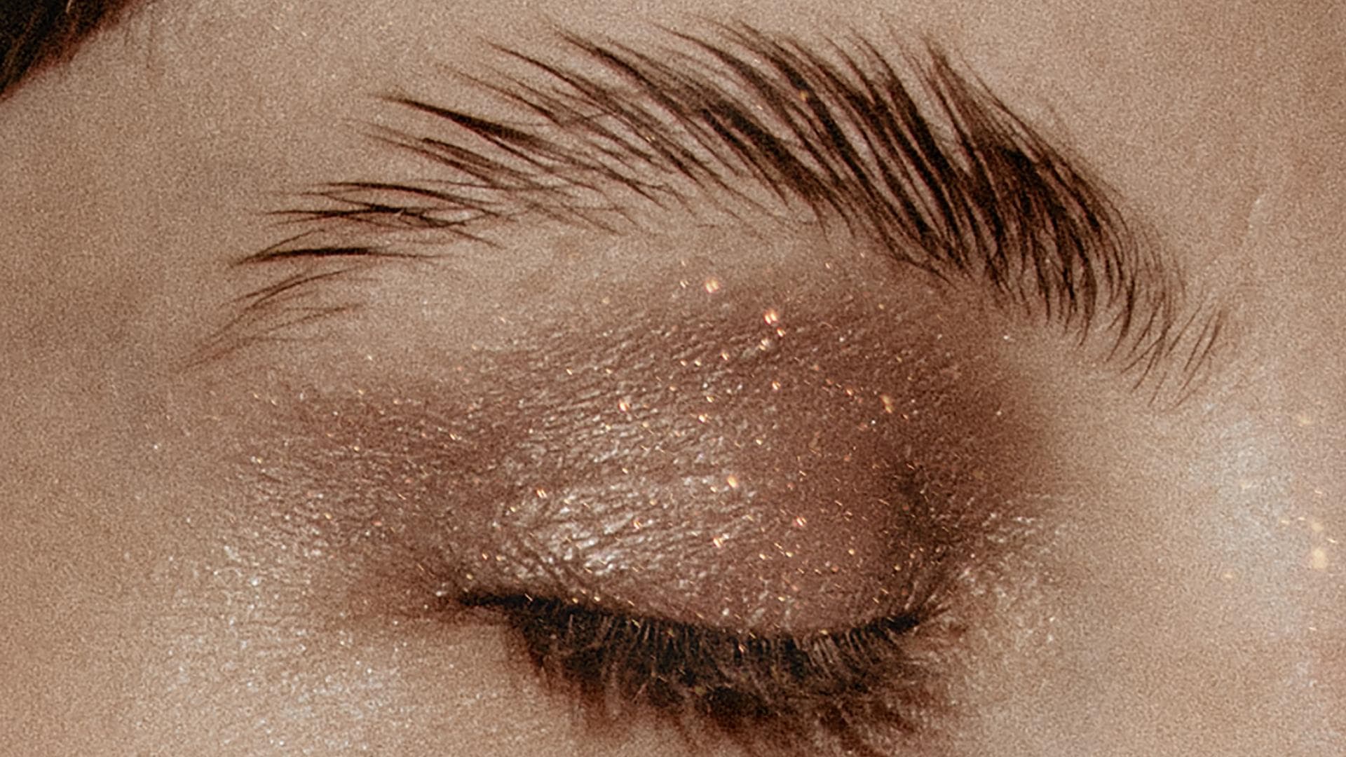 Buschige Augenbrauen 