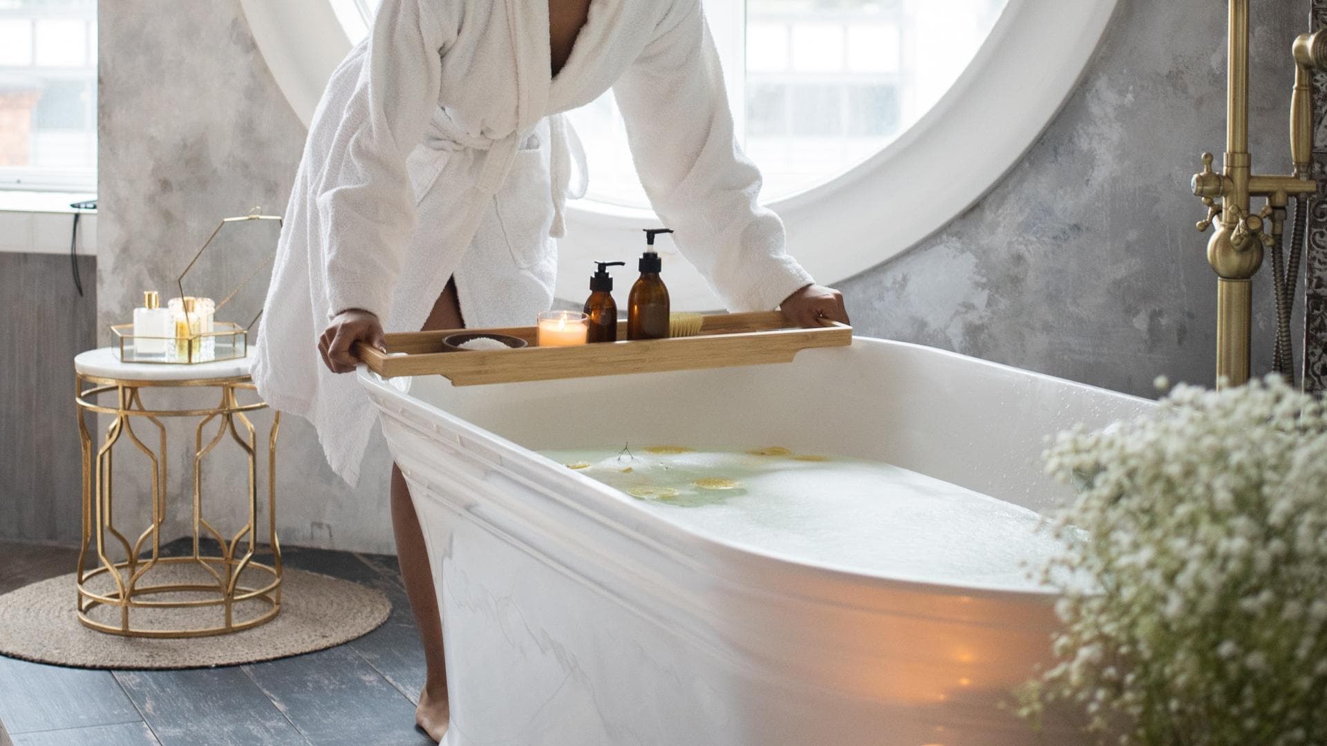 junge Frau im Badezimmer