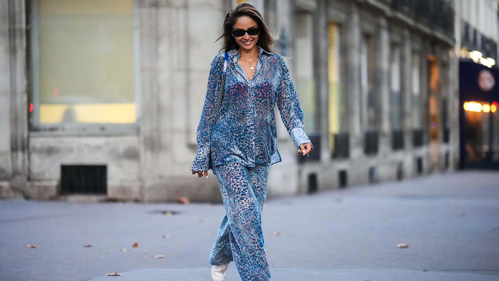 Frau trägt blaues Co-Ord