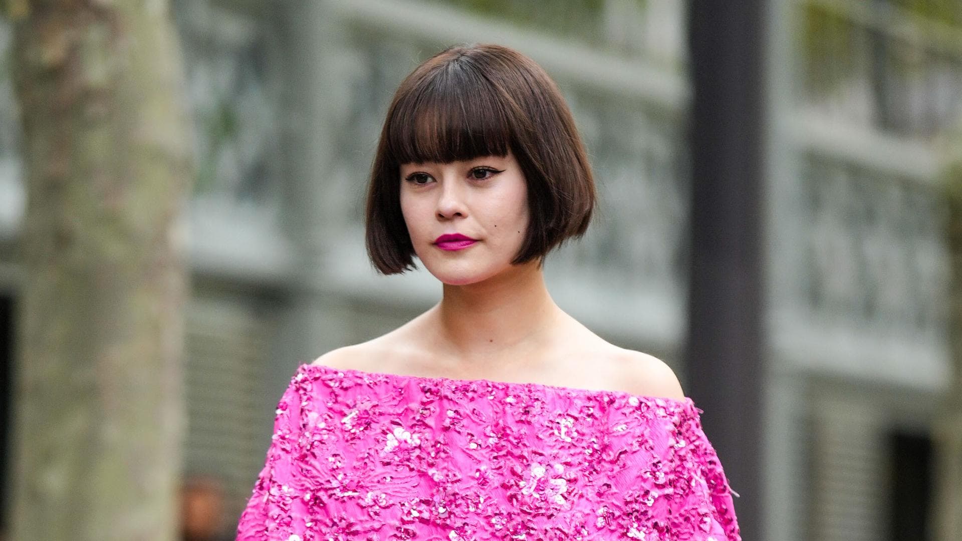 Frau mit braunem Bob-Haarschnitt