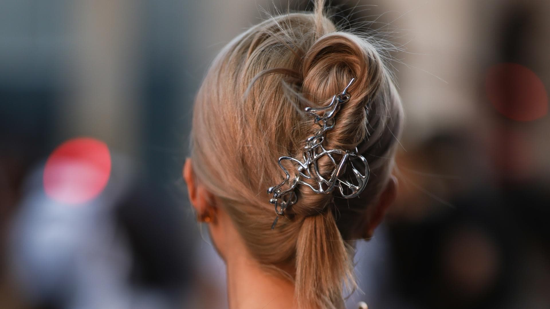 Silberne Haarklammer in blondem Haar