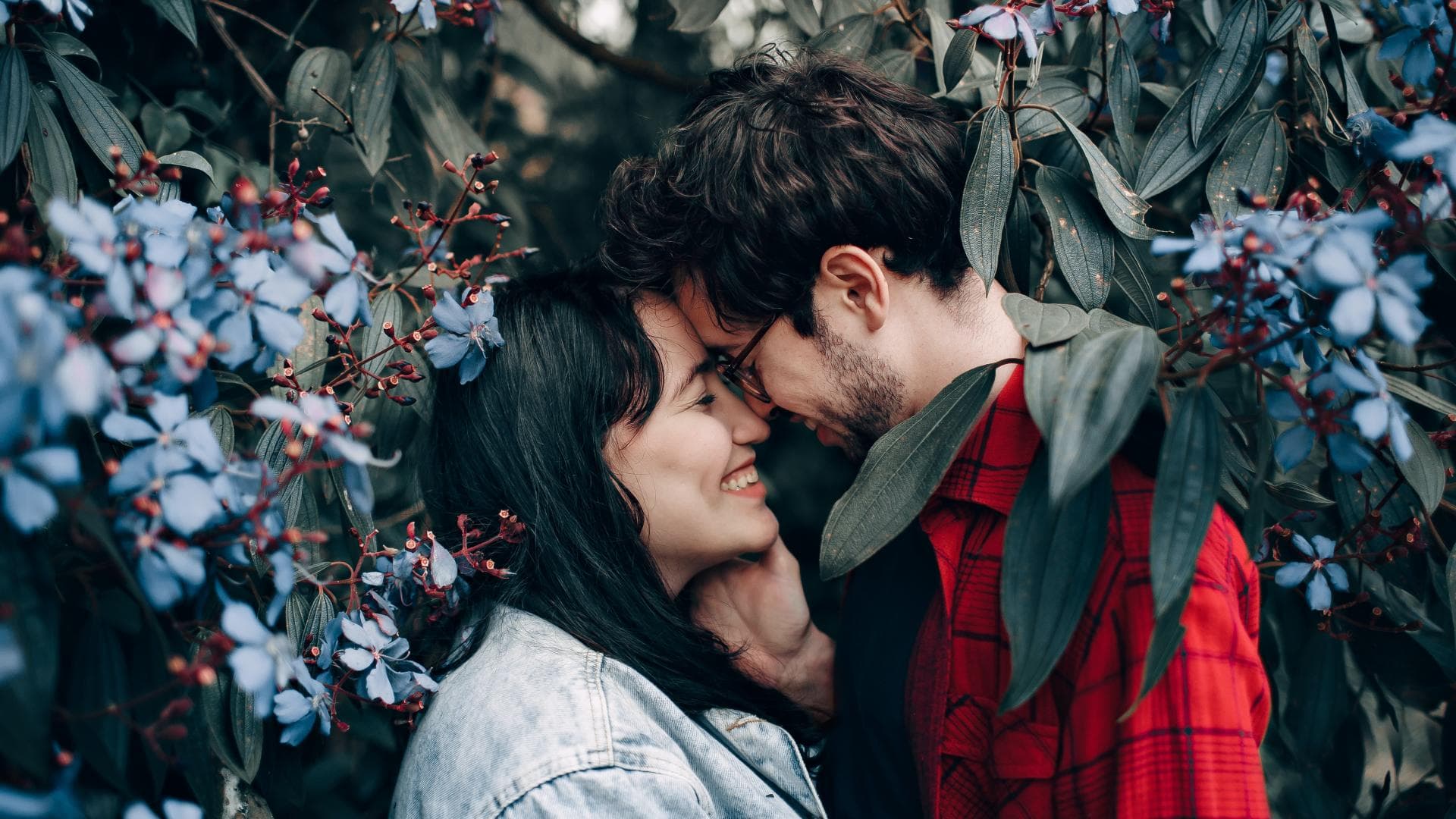 Mann und Frau haben innigen Moment