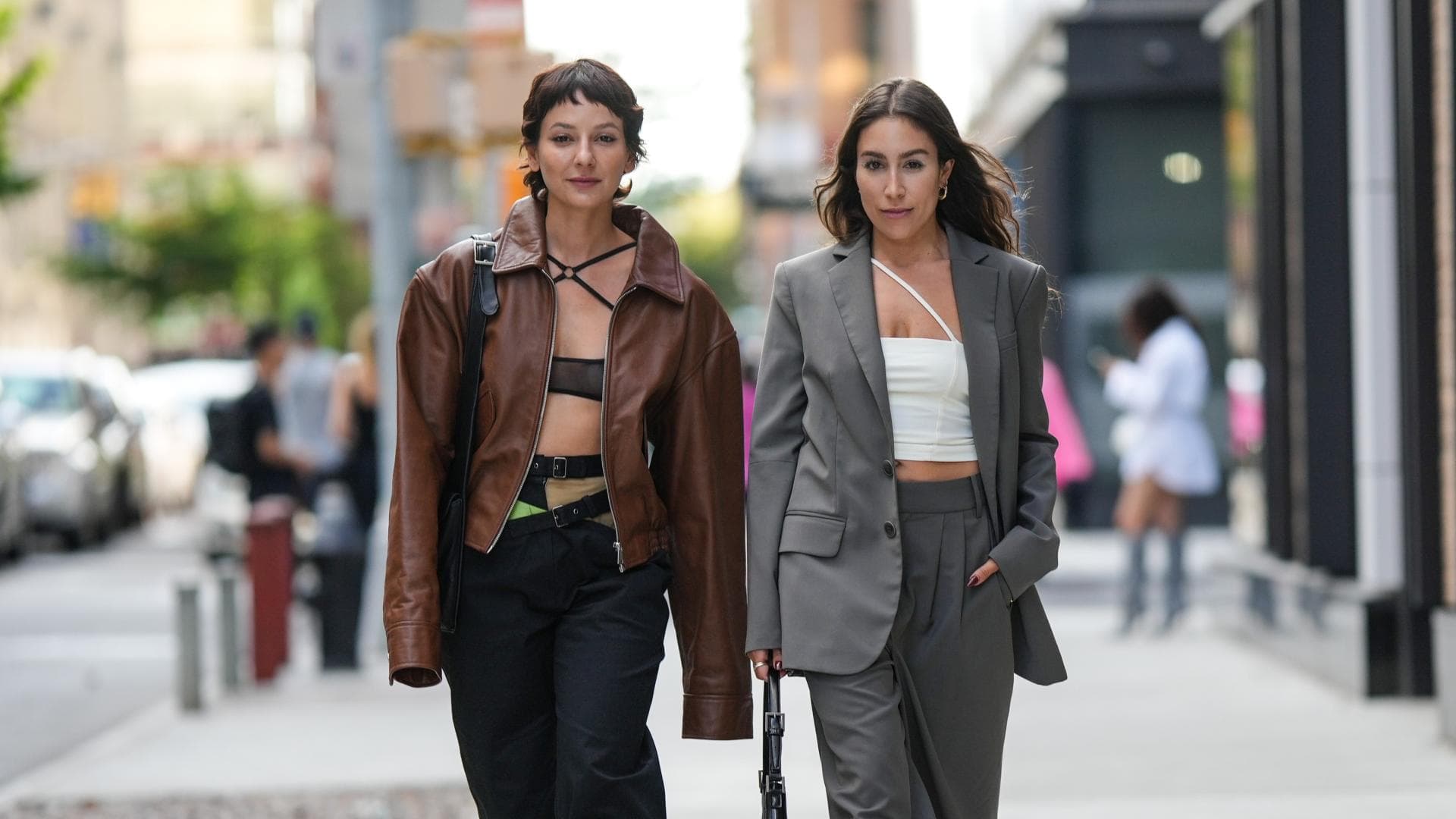 Zwei Frauen in herbstlichen Outfits