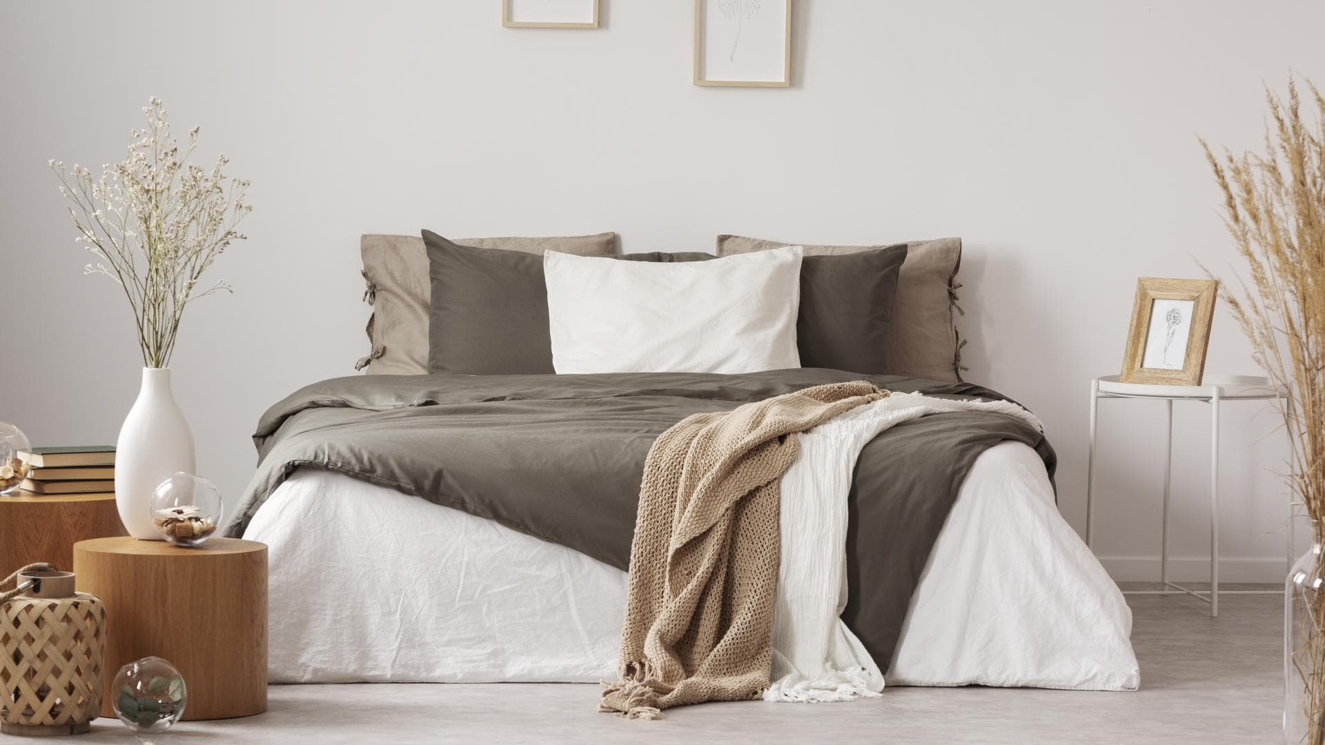 Frau mit Hund auf Sofa