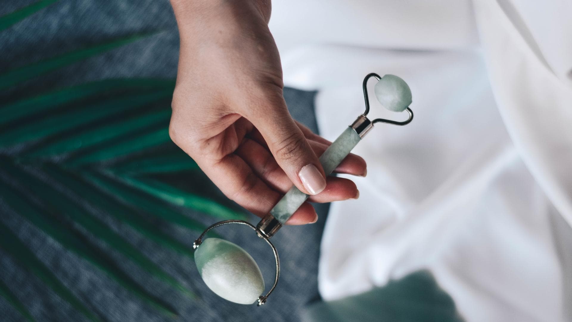 Frau hält Jade Roller in der Hand