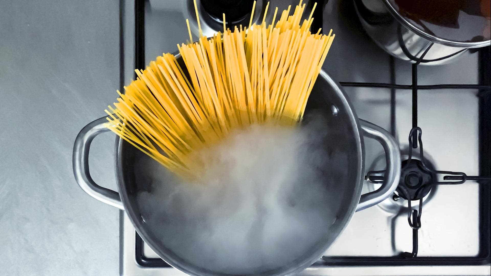 Nudeln kochen auf Herd