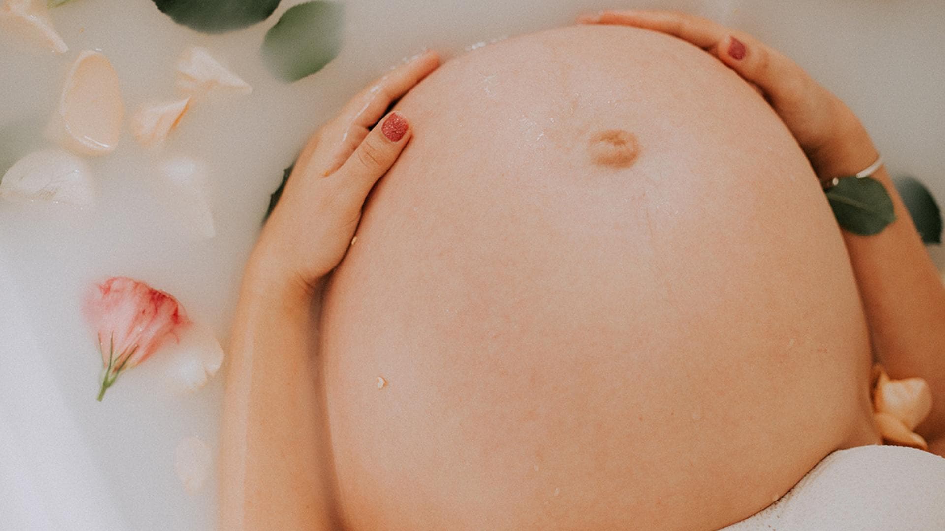 Schwangere Frau in der Badewanne