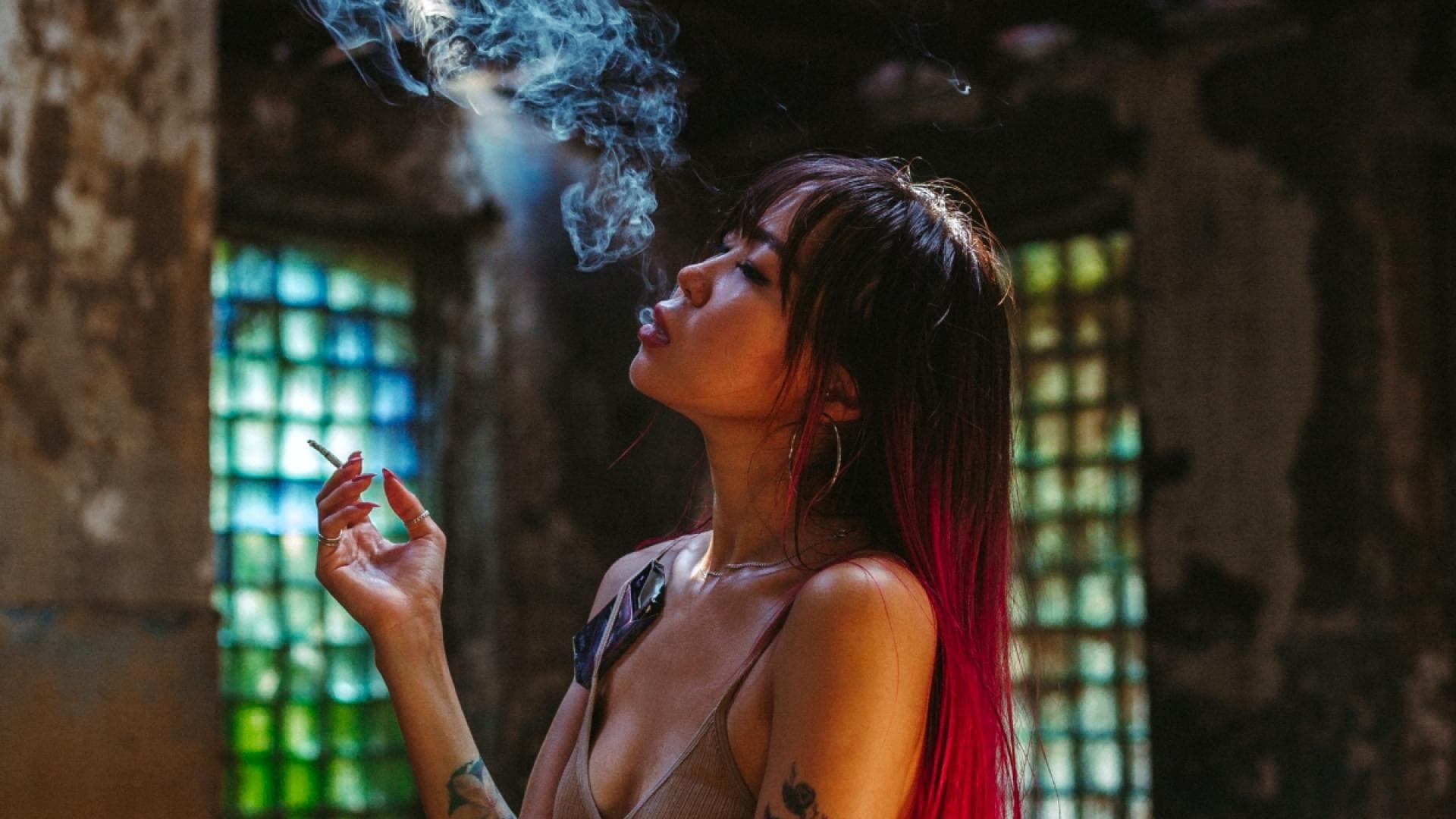 Frau raucht