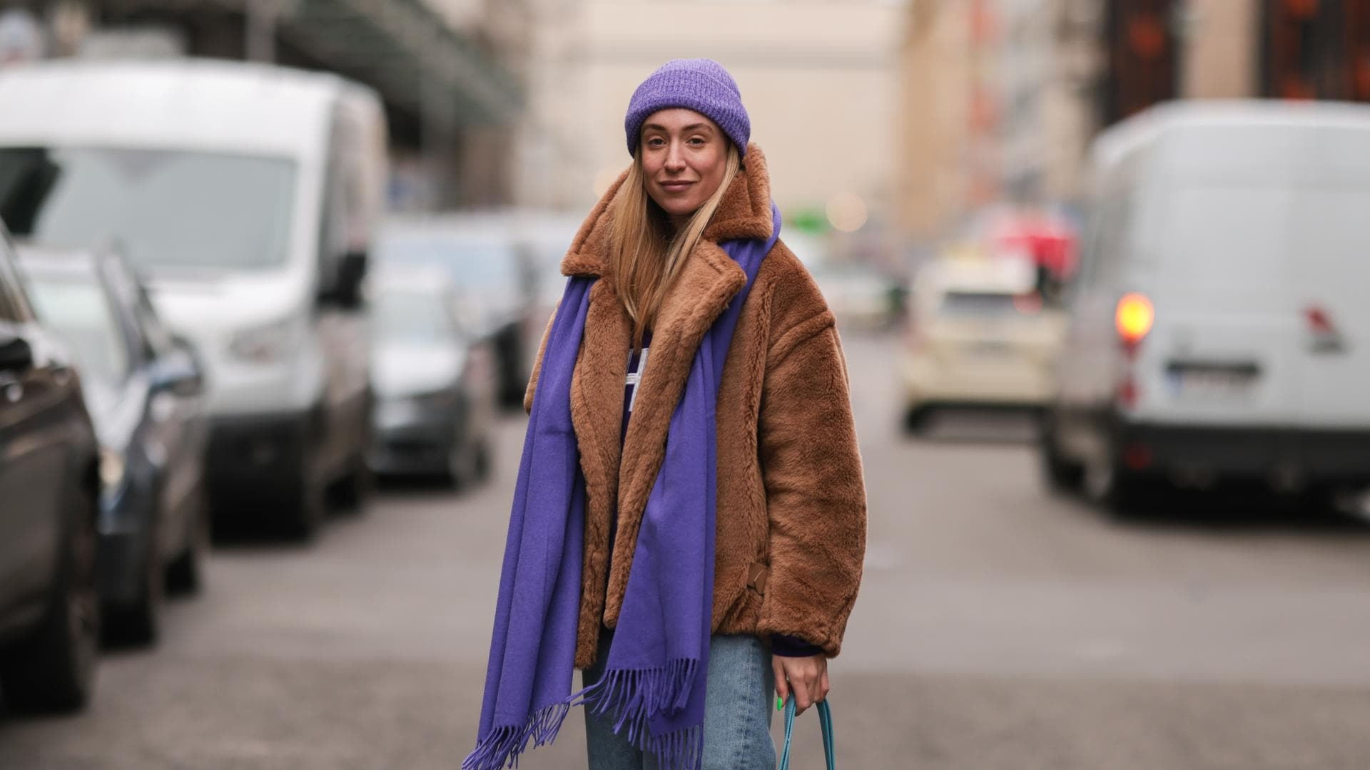 Frau mit brauner Jacke