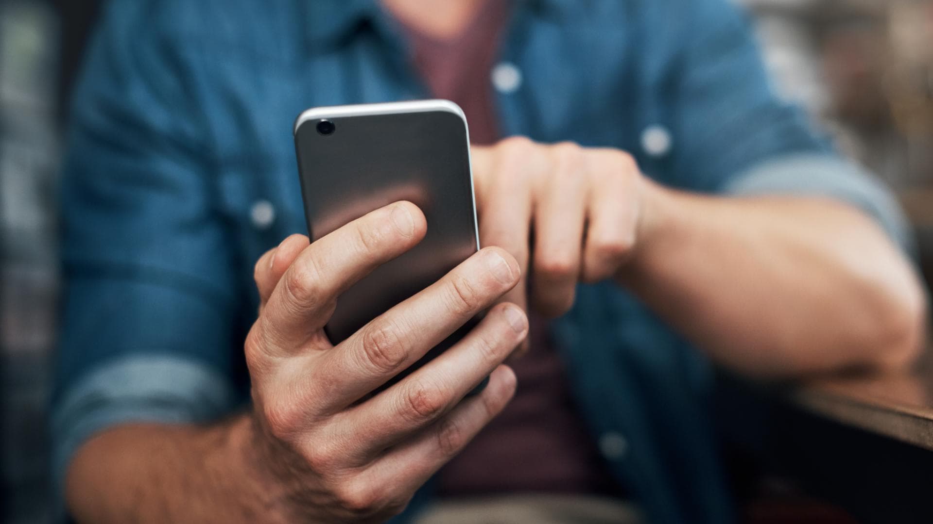 Mann tippt auf Handy