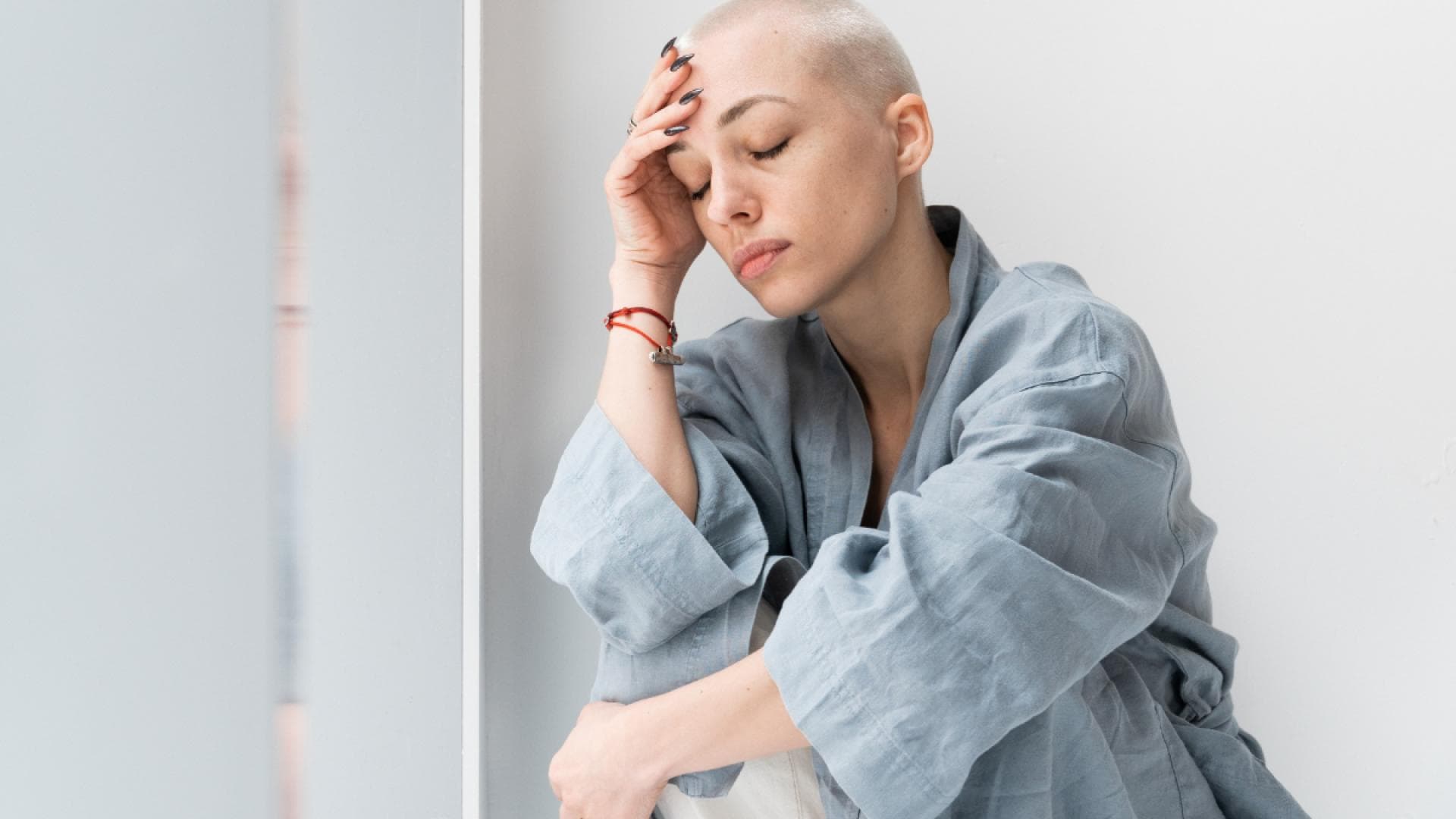 Frau hält sich Hand vor den Kopf