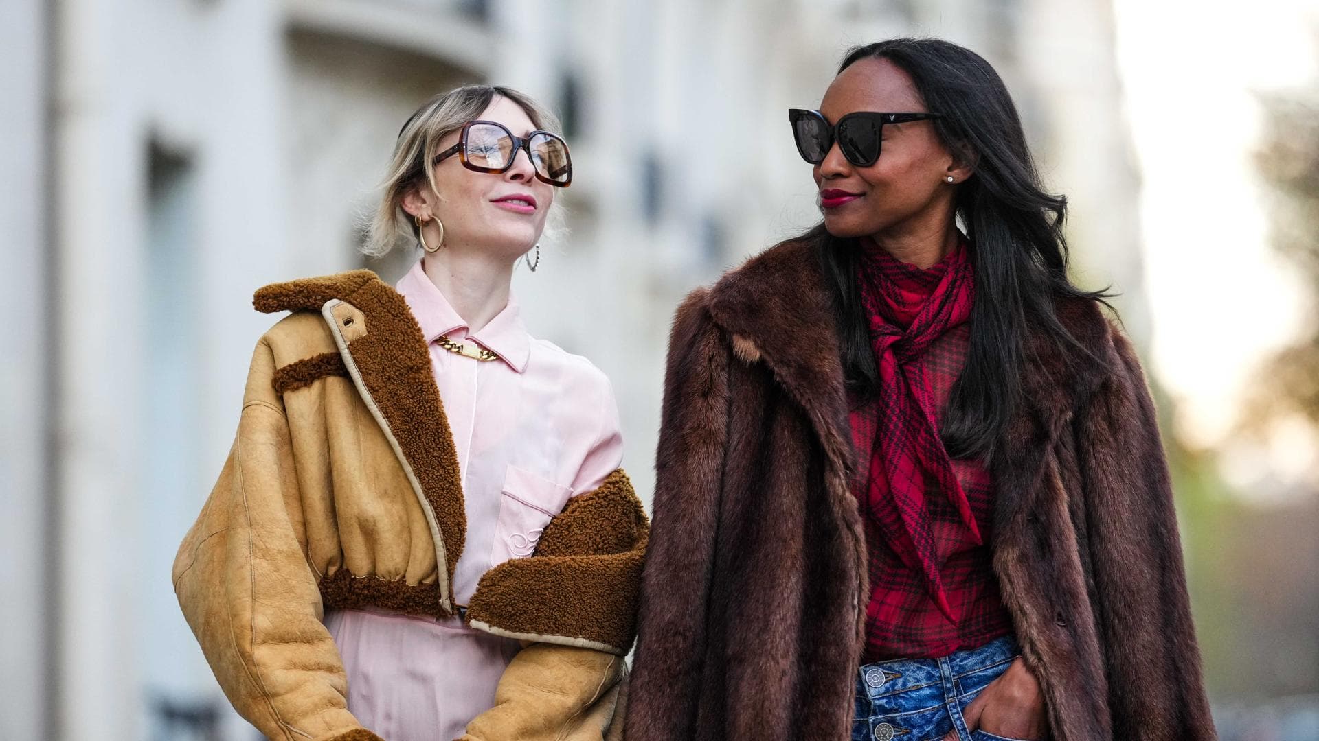 Zwei Frauen mit Winterjacke