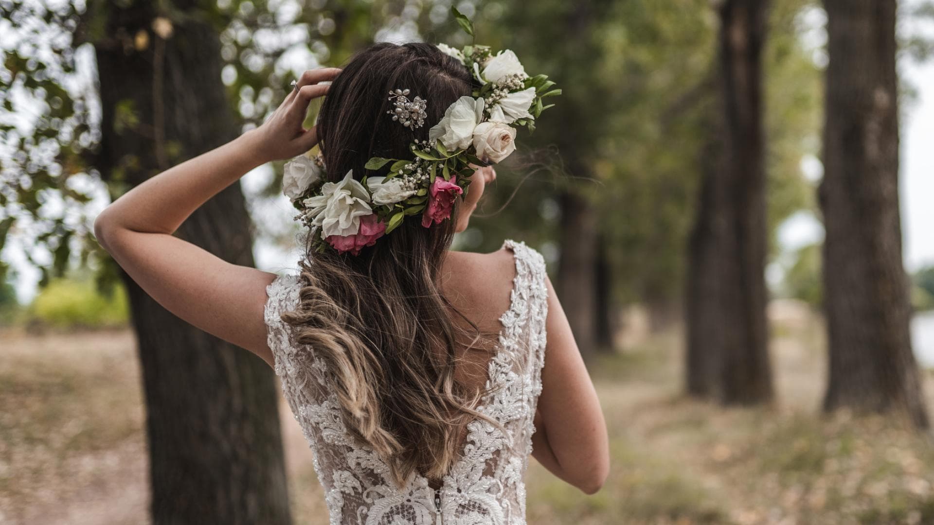 Braut trägt Blumenkranz im Haar