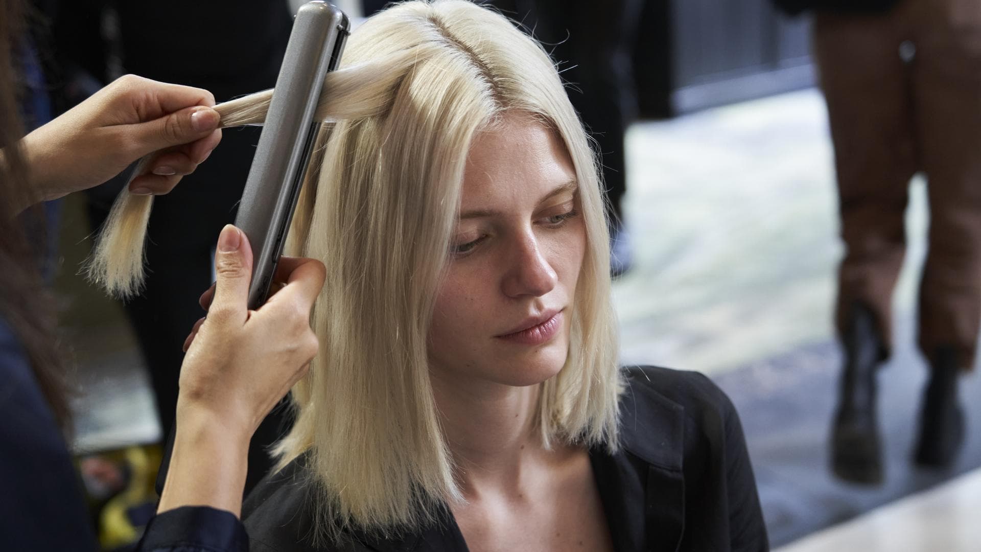 Frau mit blonden Bob