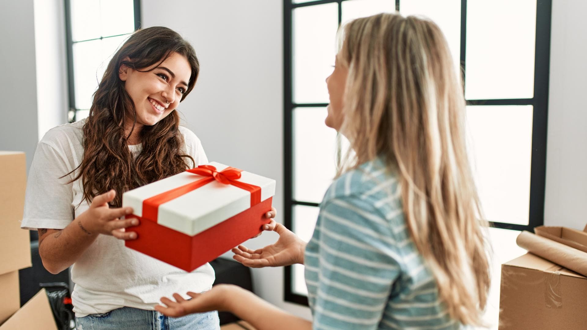 Frau schenkt Geschenk zum Einzug