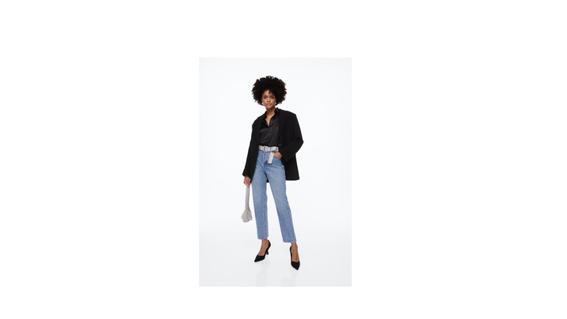 Frau trägt Jeans