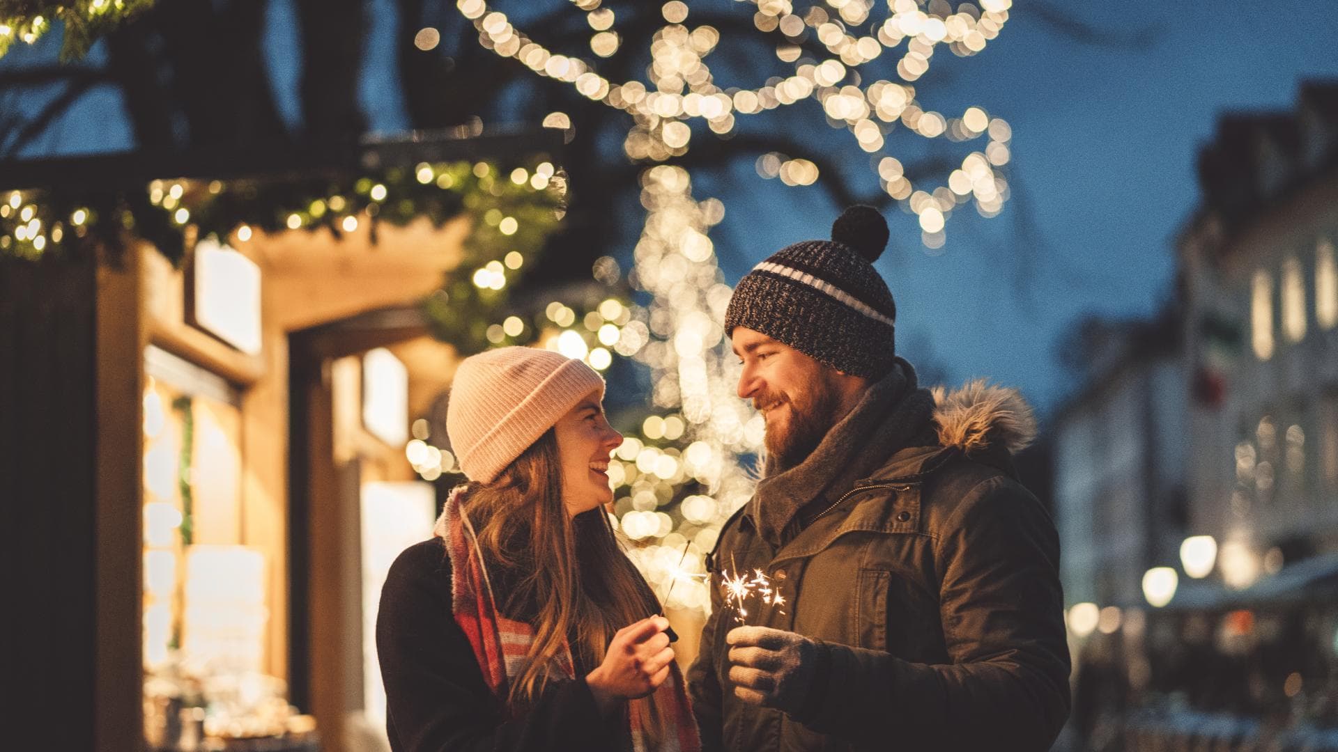 Mann und Frau auf dem Weihnachtsmarkt