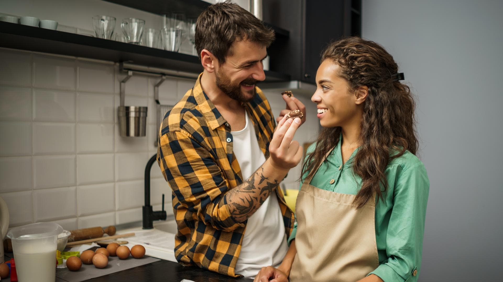 Mann und Frau backen Plätzchen