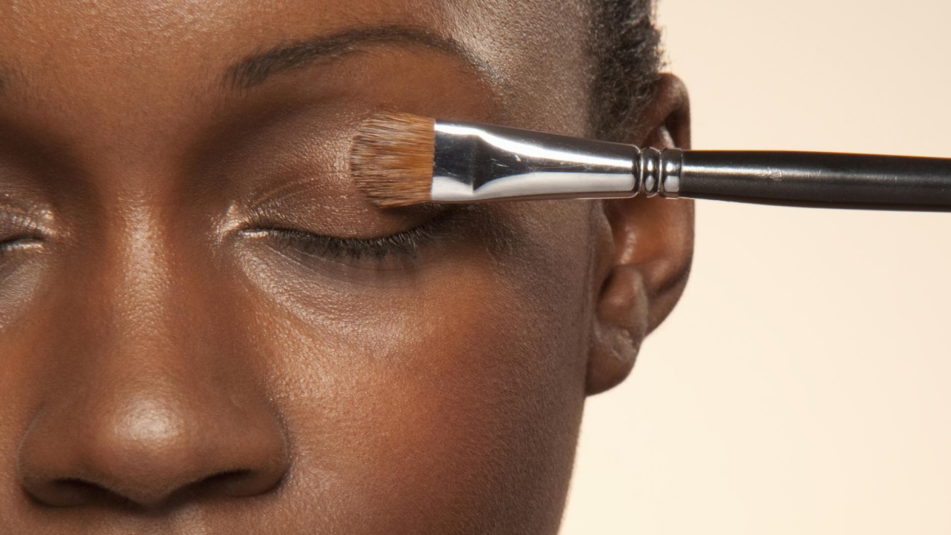 Frau trägt Lidschatten auf