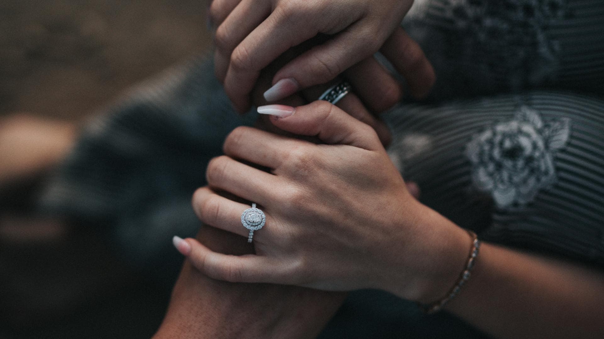 Paar hält Händchen