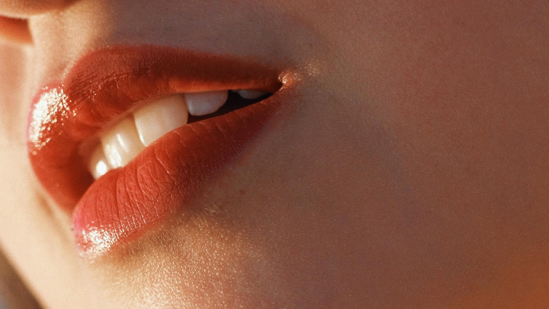 Frau mit roten Lippen