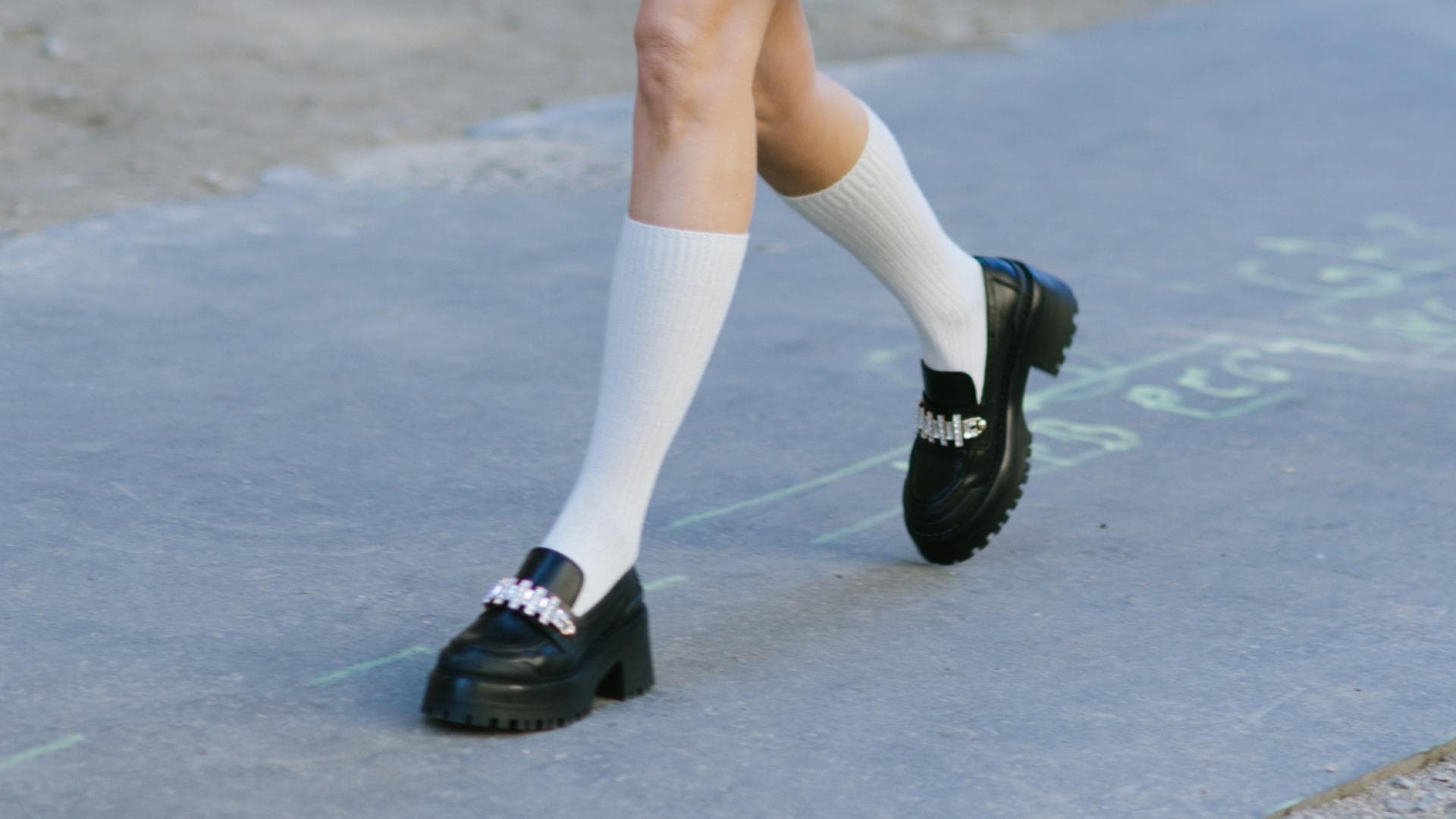 Frau trägt Loafer mit Socken