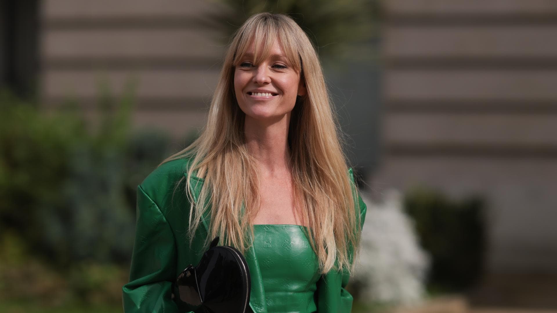 Frau mit langem Pony