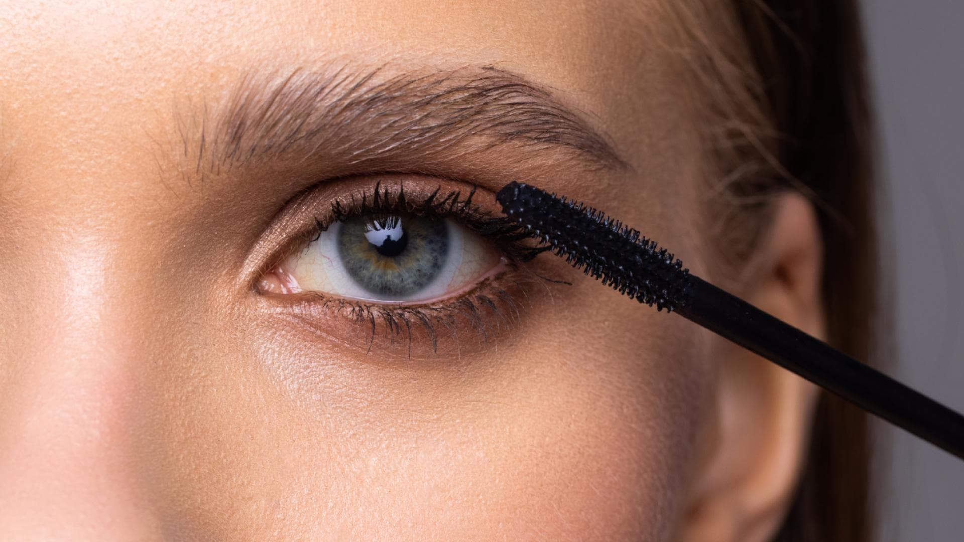So wird die Mascara nie wieder bröckelig