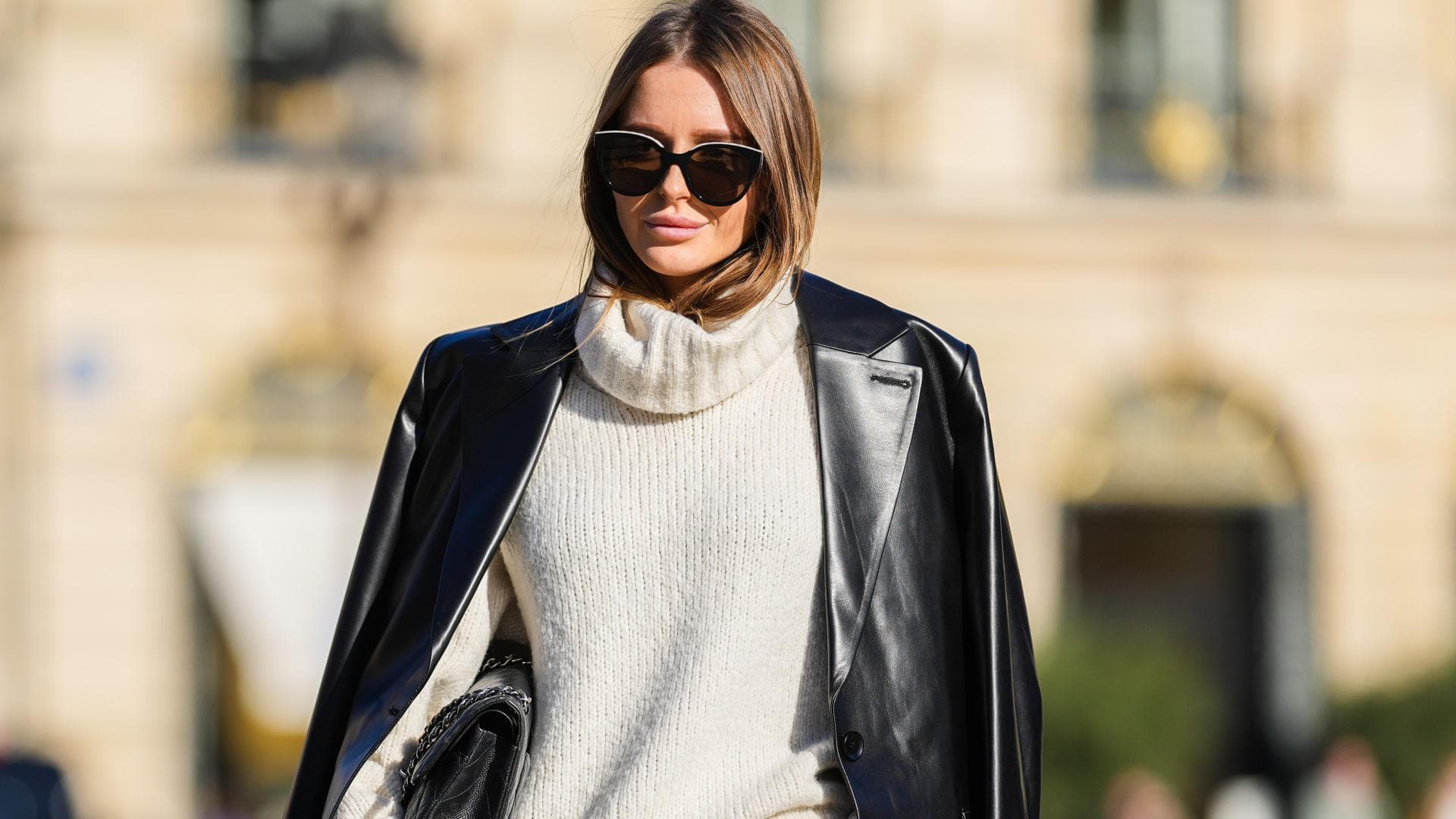 Frau mit Rollkragen Pullover beige