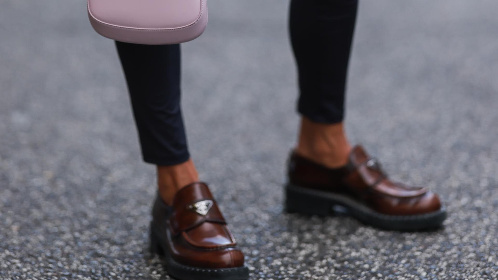 Frau trägt Leggings mit Schuhen