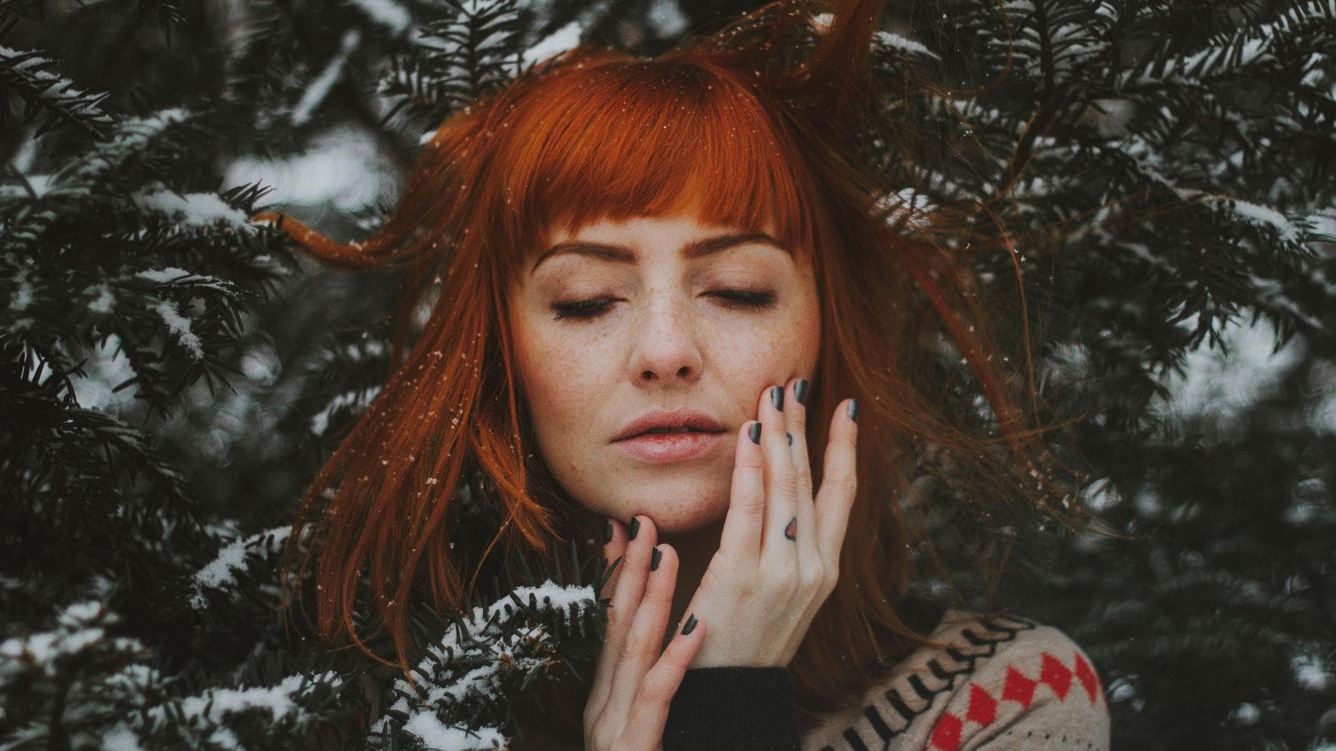 Frau mit Schnee in den Haaren