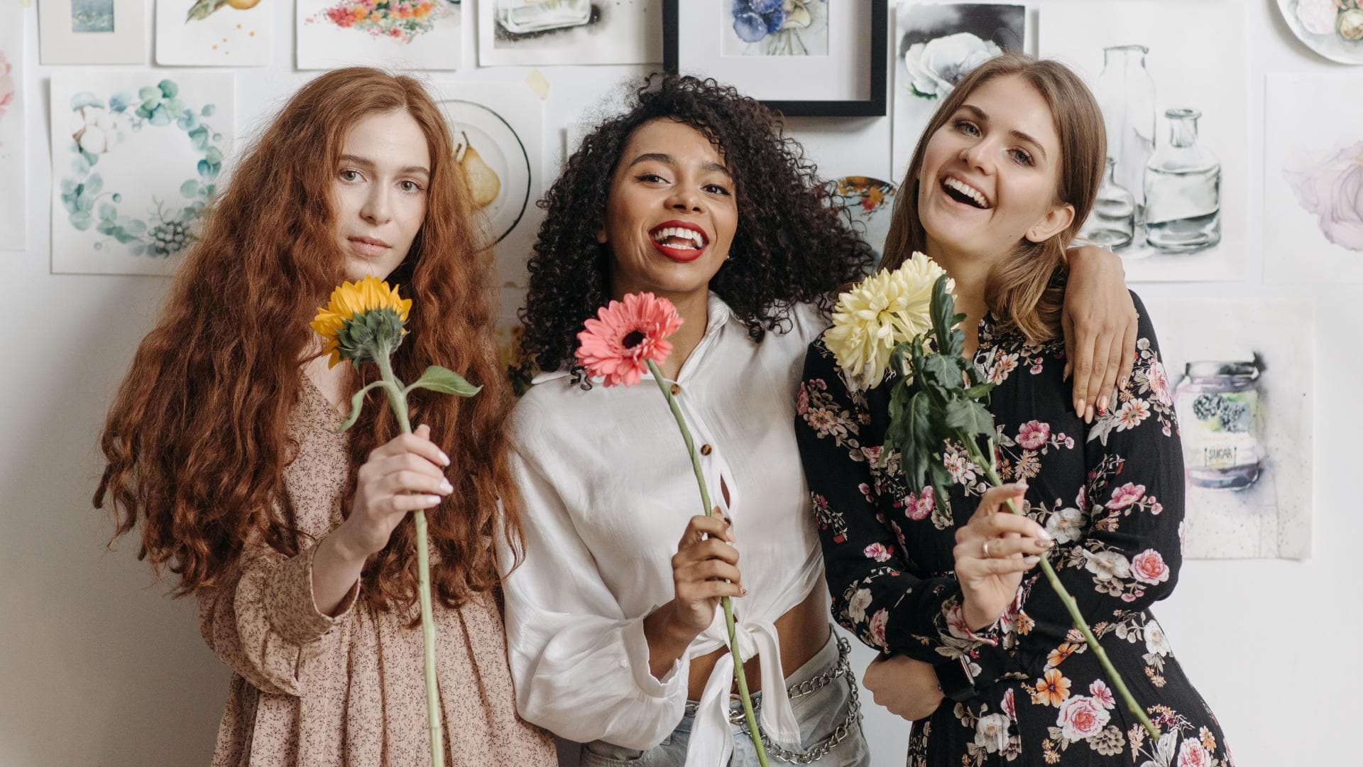 drei Freundinnen glücklich 