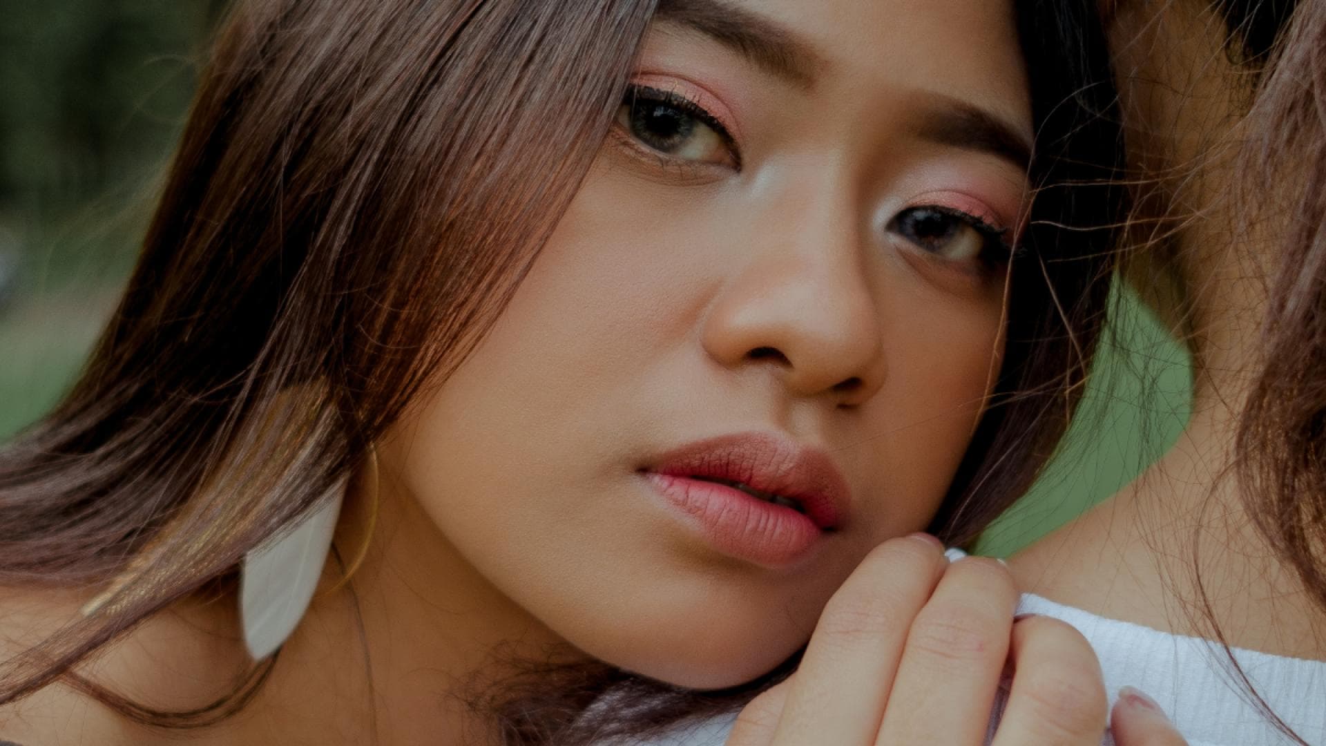 Frau schaut in Kamera