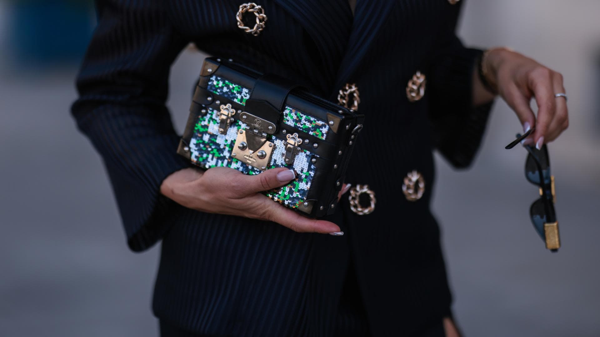 Frau mit Pailettentasche 