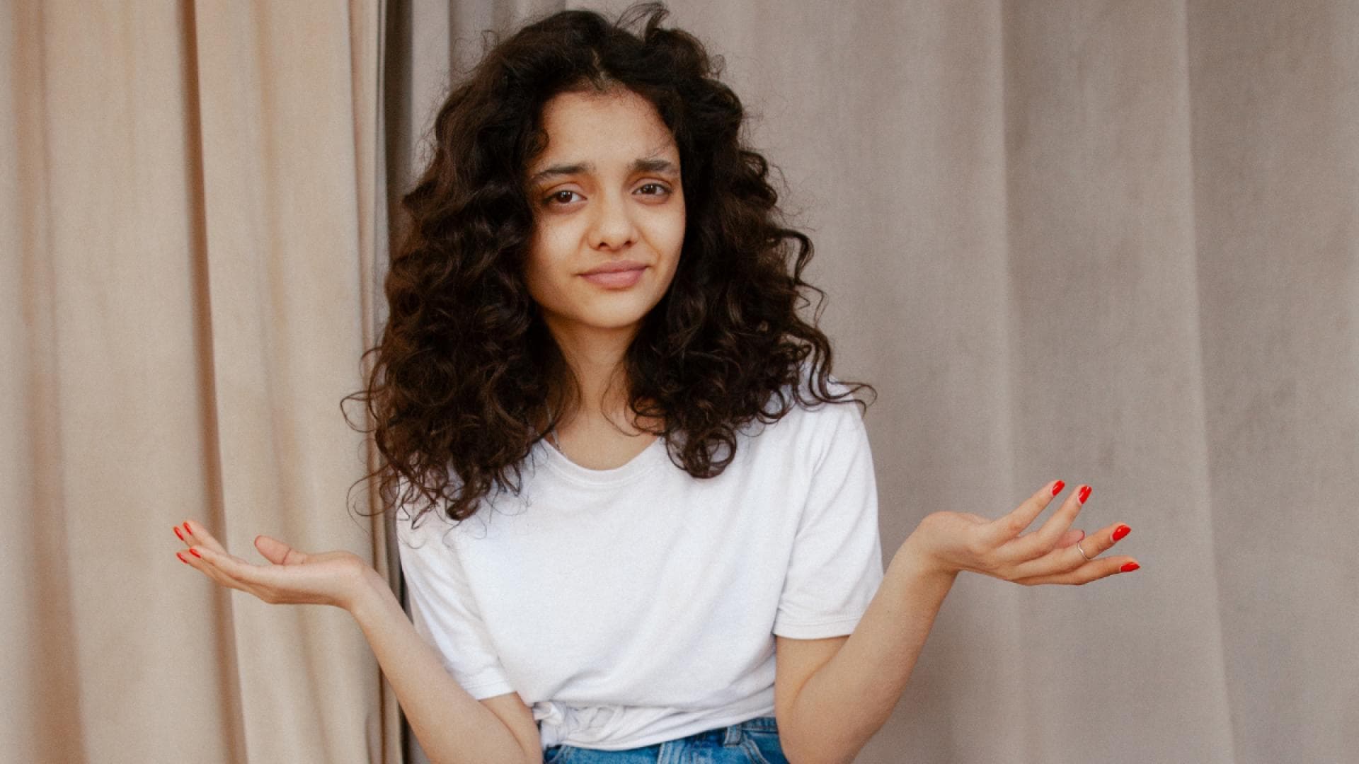 Frau zuckt mit den Schultern