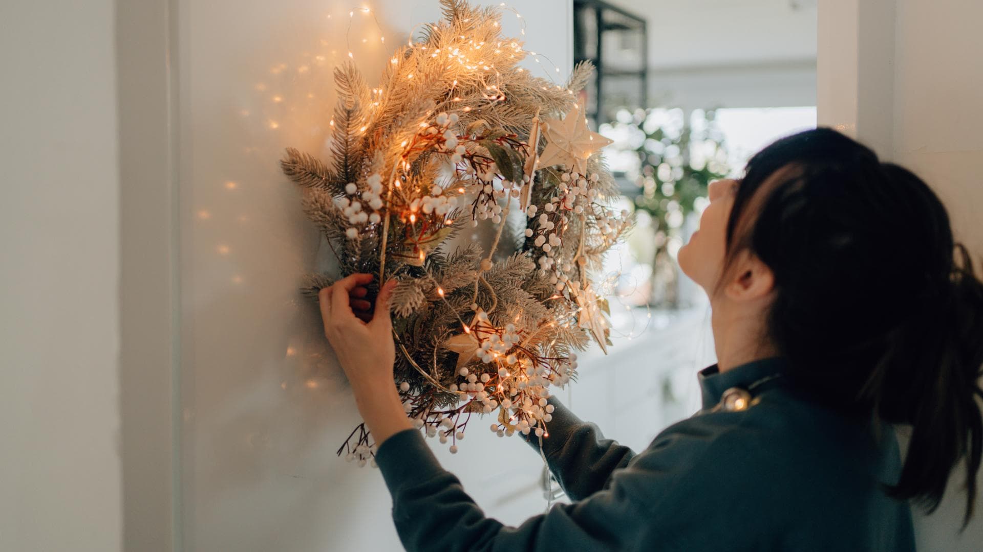 Frau dekoriert weihnachtlich