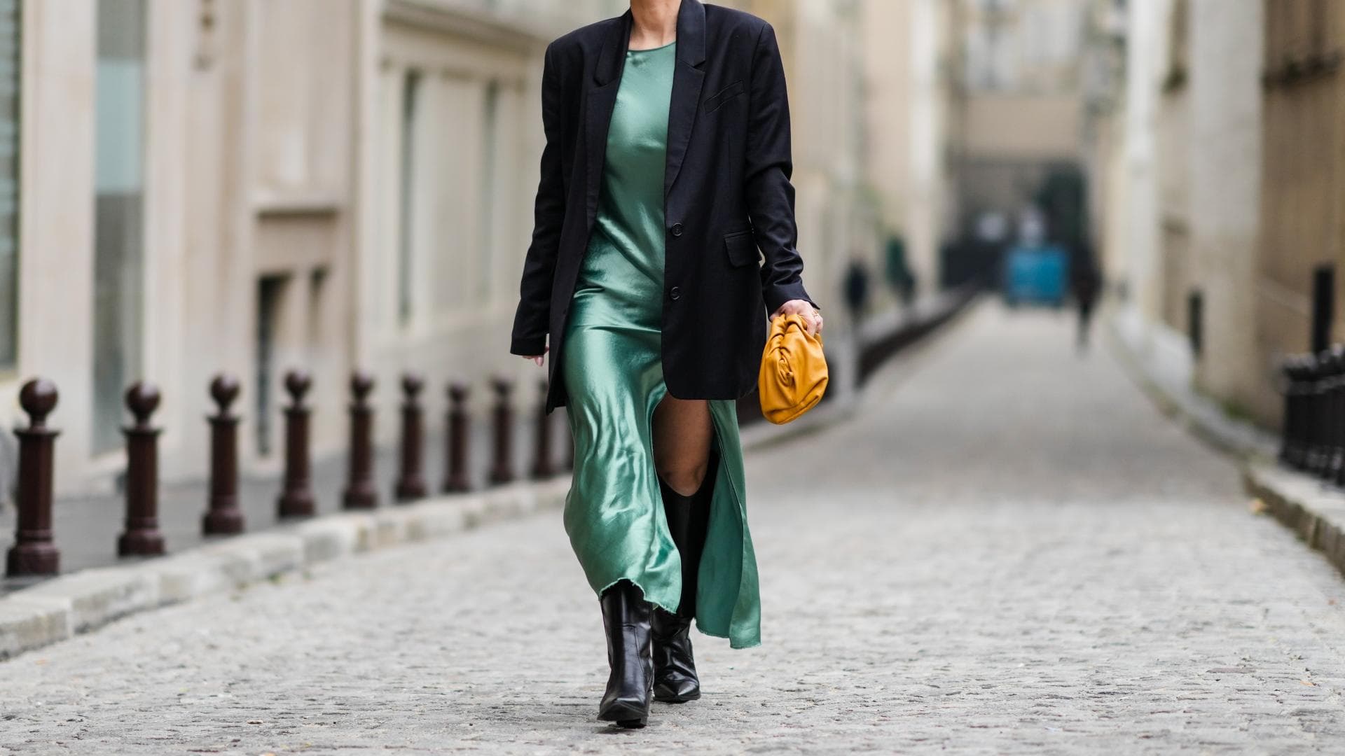 Frau in Salbei-Kleid