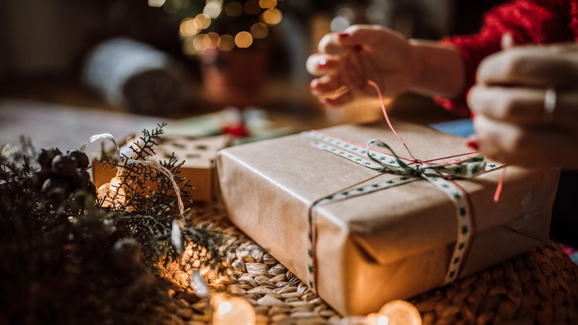 Geschenk wird verpackt