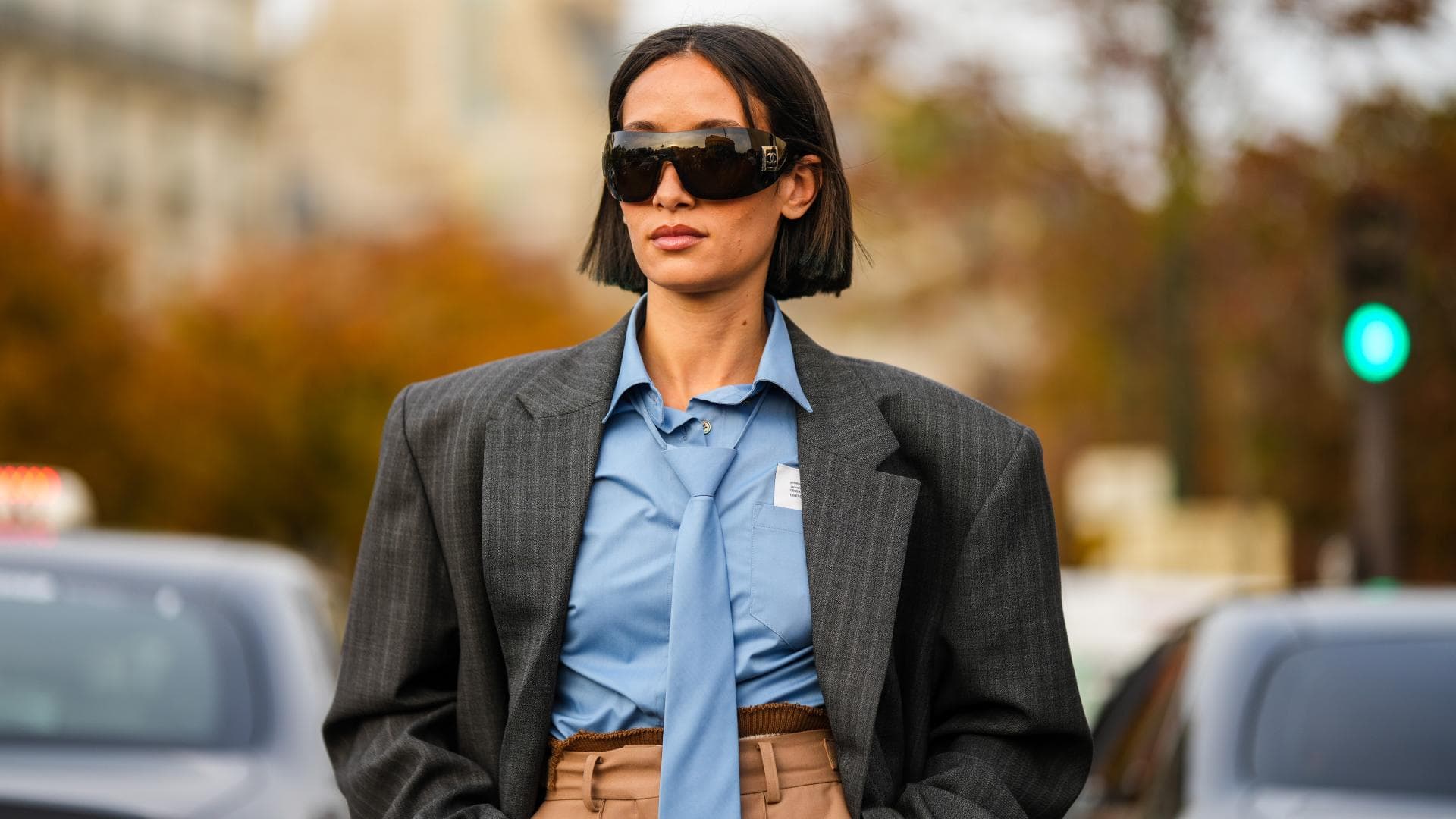 Frau trägt großen Blazer