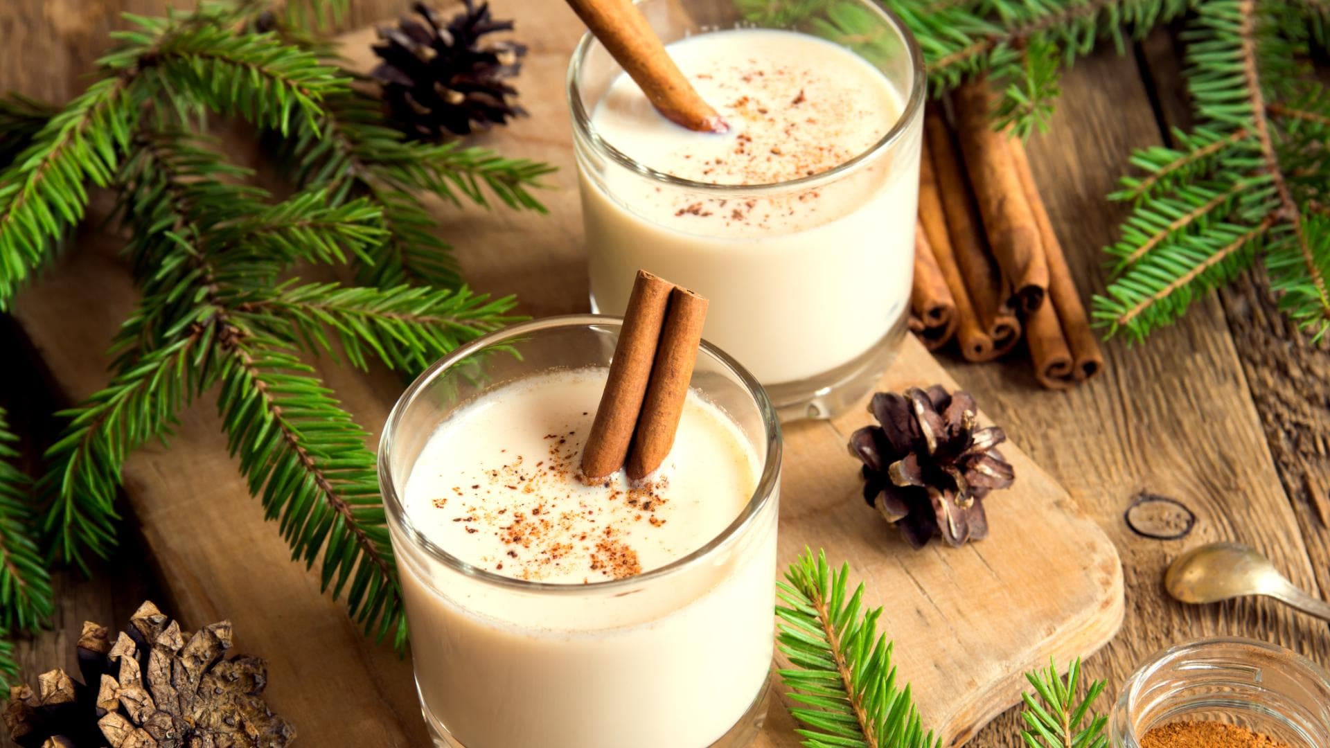 Winter Cocktail: Heiße Milch mit Gin und Zimt wärmt dich jetzt von innen