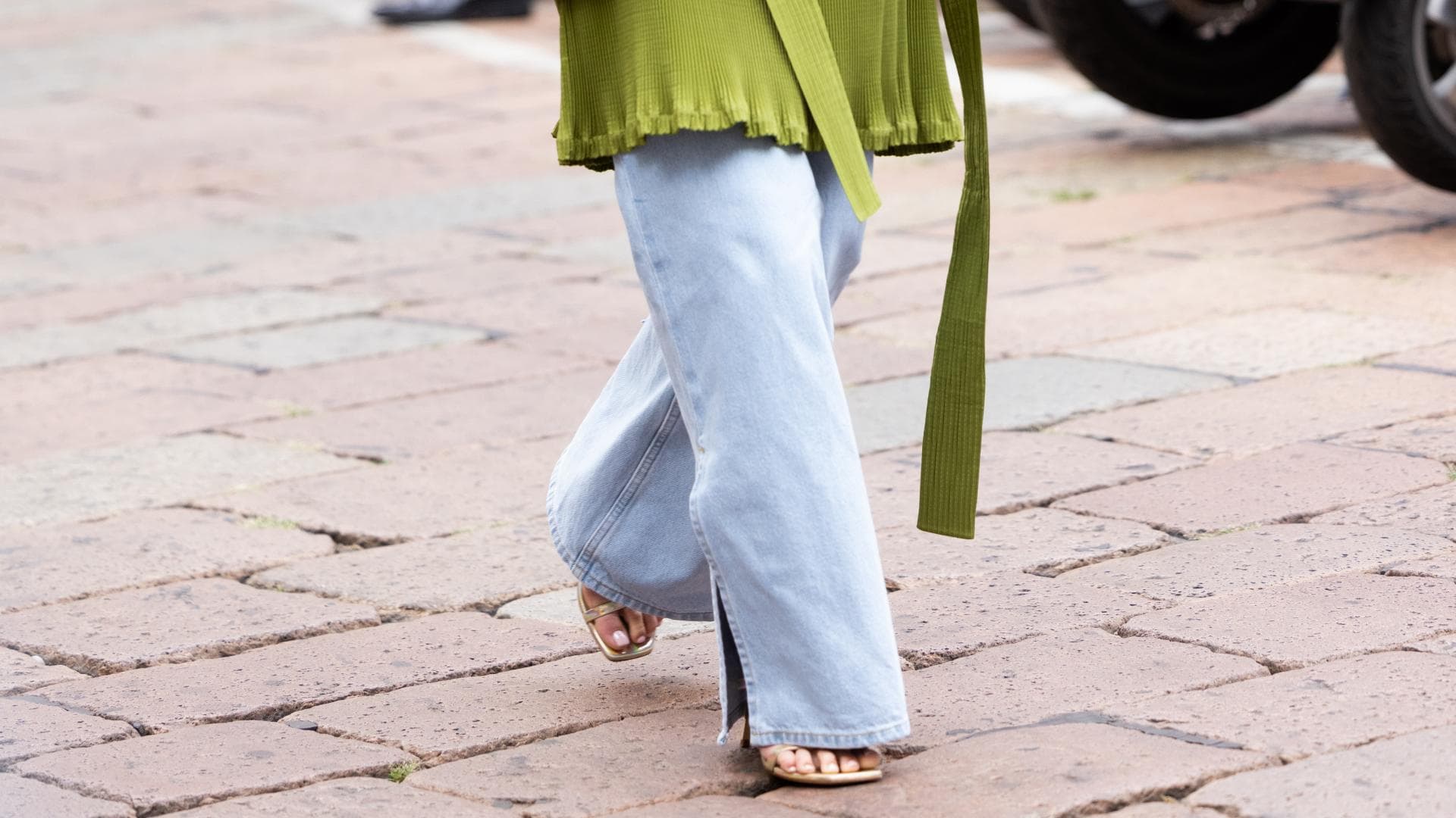 Frau trägt Kleid über Hose