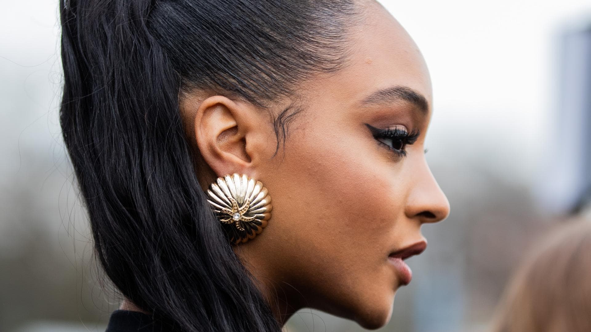 Frau mit schwarzem Eyeliner