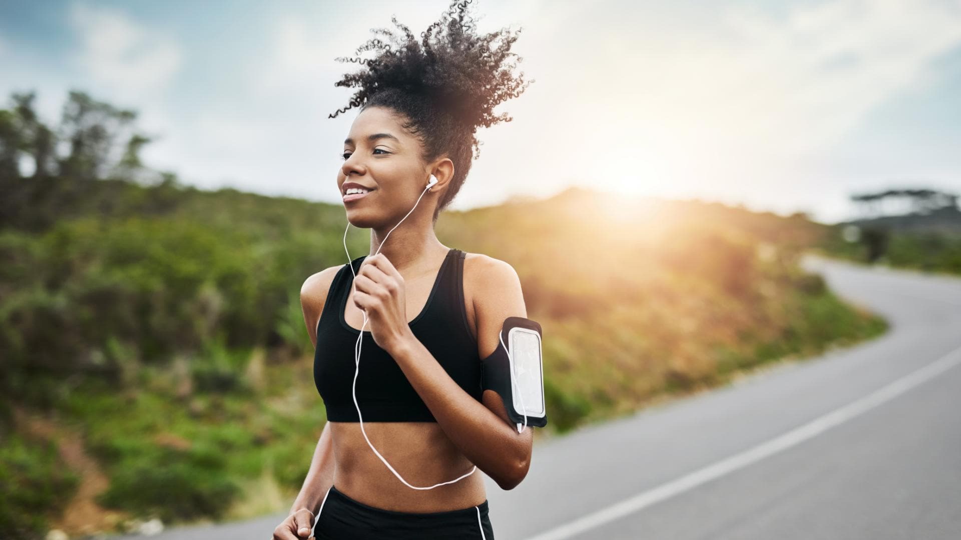 Frau hört Musik beim Joggen