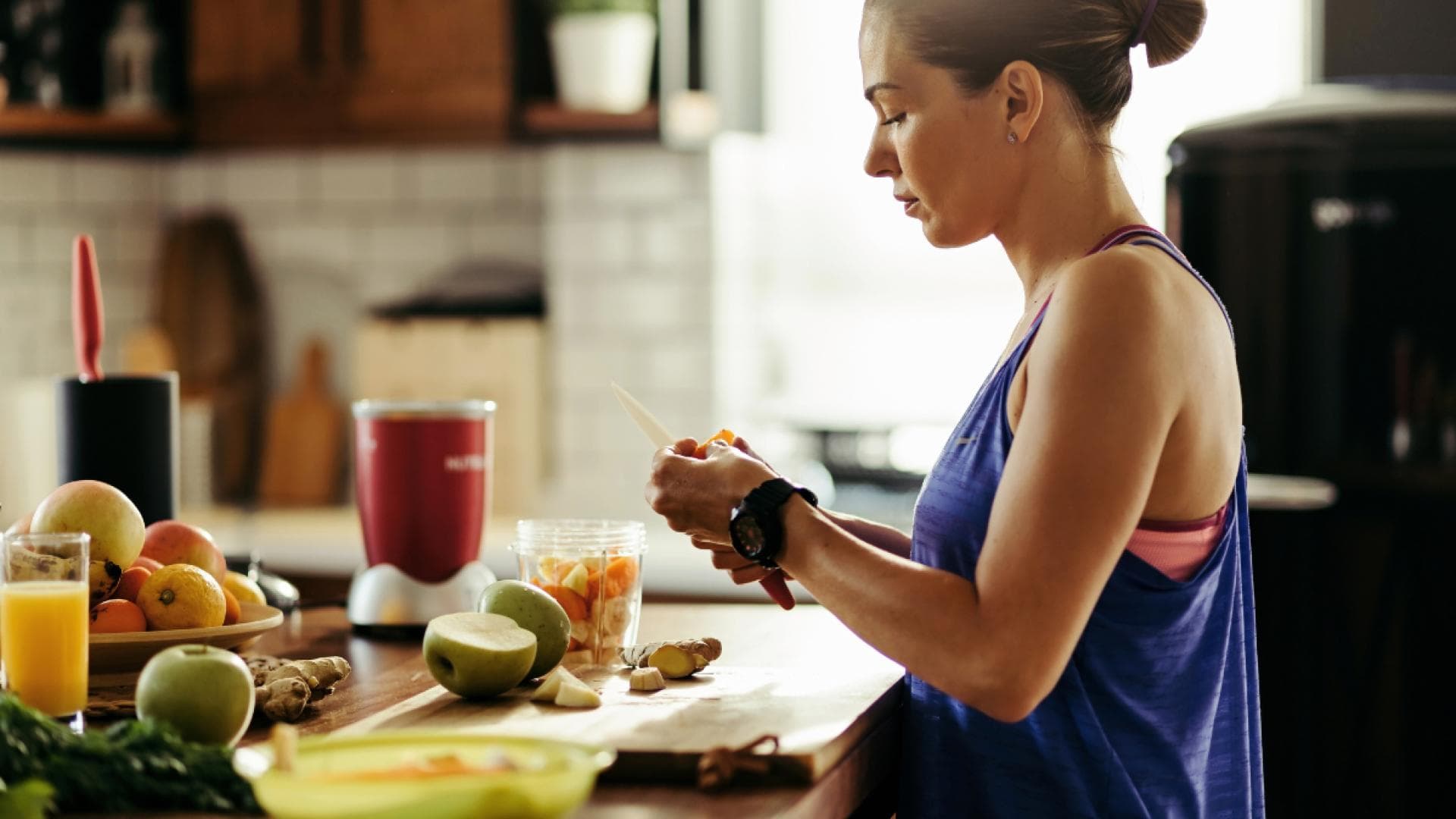 Frau macht Frühstück