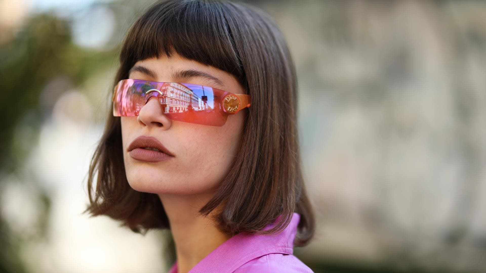 Frau mit Pony und großer Sonnebrille